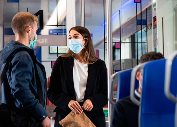 Deux personnes en train de parler