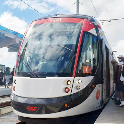 Bidaiariak Mauritius Metro Expressera igotzen