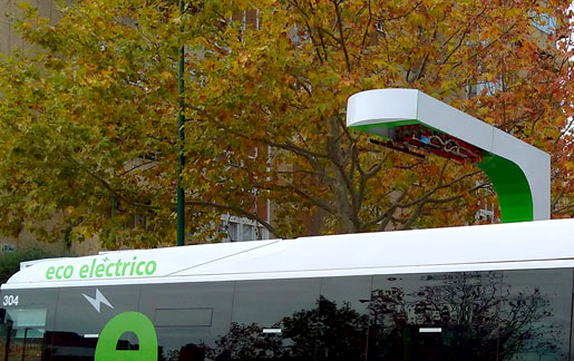 Autobus elektrikoa, e-bus karga-sistemaren azpian