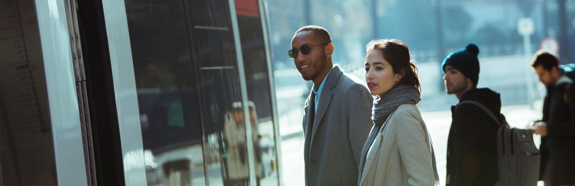 ¿Por qué confiar en CAF T&E? Personas esperando transporte público